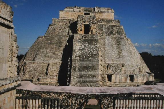 Foto atual do Templo do Adivinho, nas ruínas mayas de Uxmal, no Yucatán, sul do México